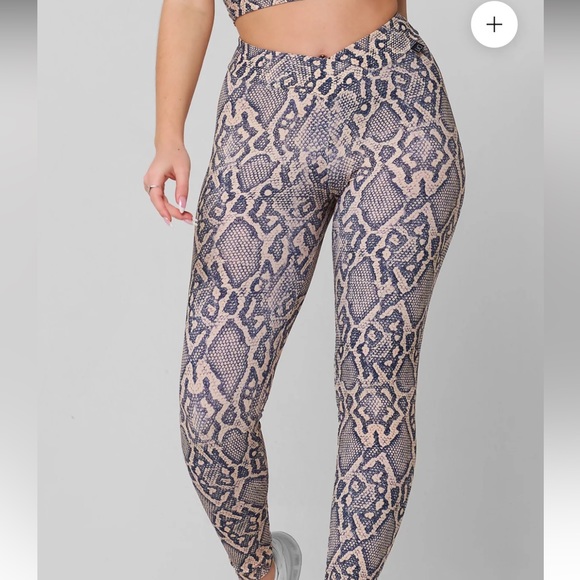 Lici fit PHYTON V-CUT SCRUNCH LEGGING - Picture 3 of 5